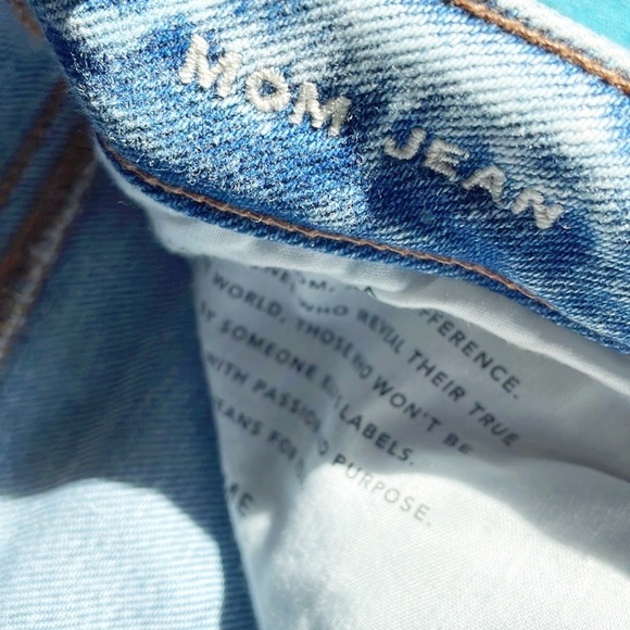 American‎ Eagle Lighter Wash Mom Jeans - Picture 2 of 9